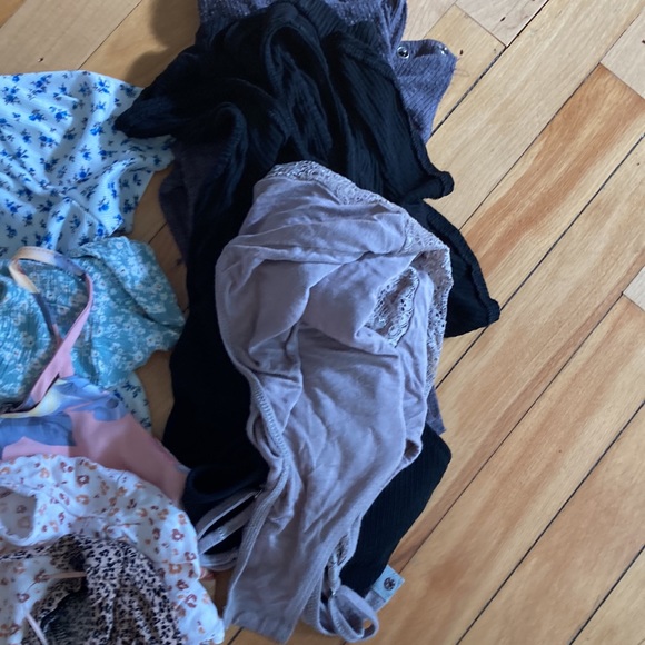 18 various brands of tops. - Picture 4 of 6